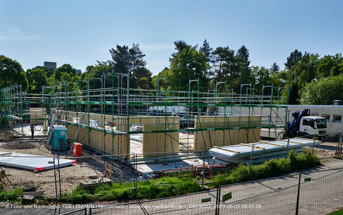 01.06.2023 - Neue Holzwände für das Haus für Kinder in Neuperlach in München